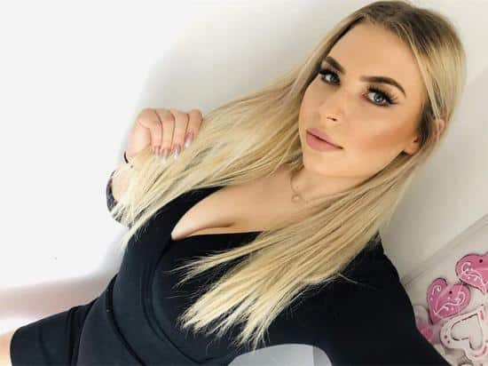 blonde Polin vor der Sexcam