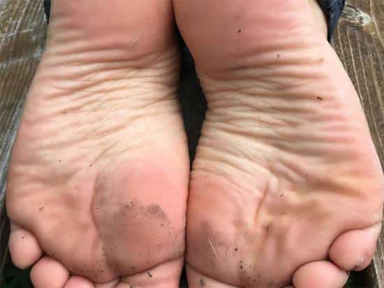 schmutzige Frauen Fußsohlen