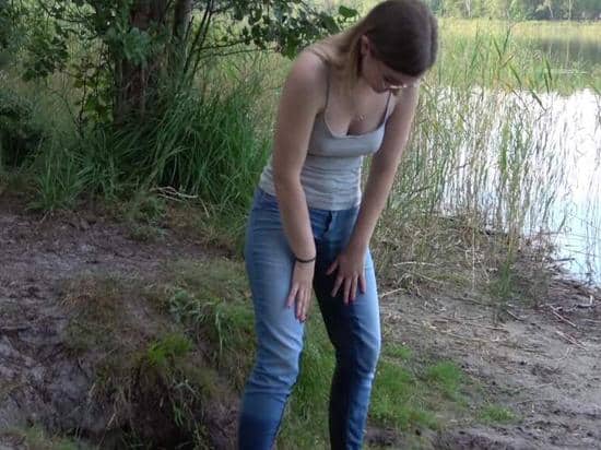 Frau pisst sich Outdoor in die Jeans